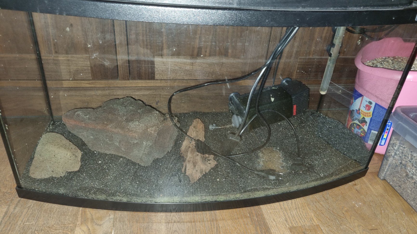 Akvarium och tillbehör bortskänkes